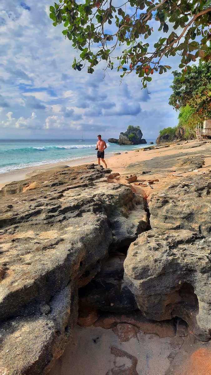 MYantiara's tweet photo. @tanyakanrl SAMSUNG A50s Pantai Padang Padang Uluwatu Bali. #ThomasBeach #padangpadangbeach #uluwatu #sunset #beach https://t.co/uoI3MVBycF