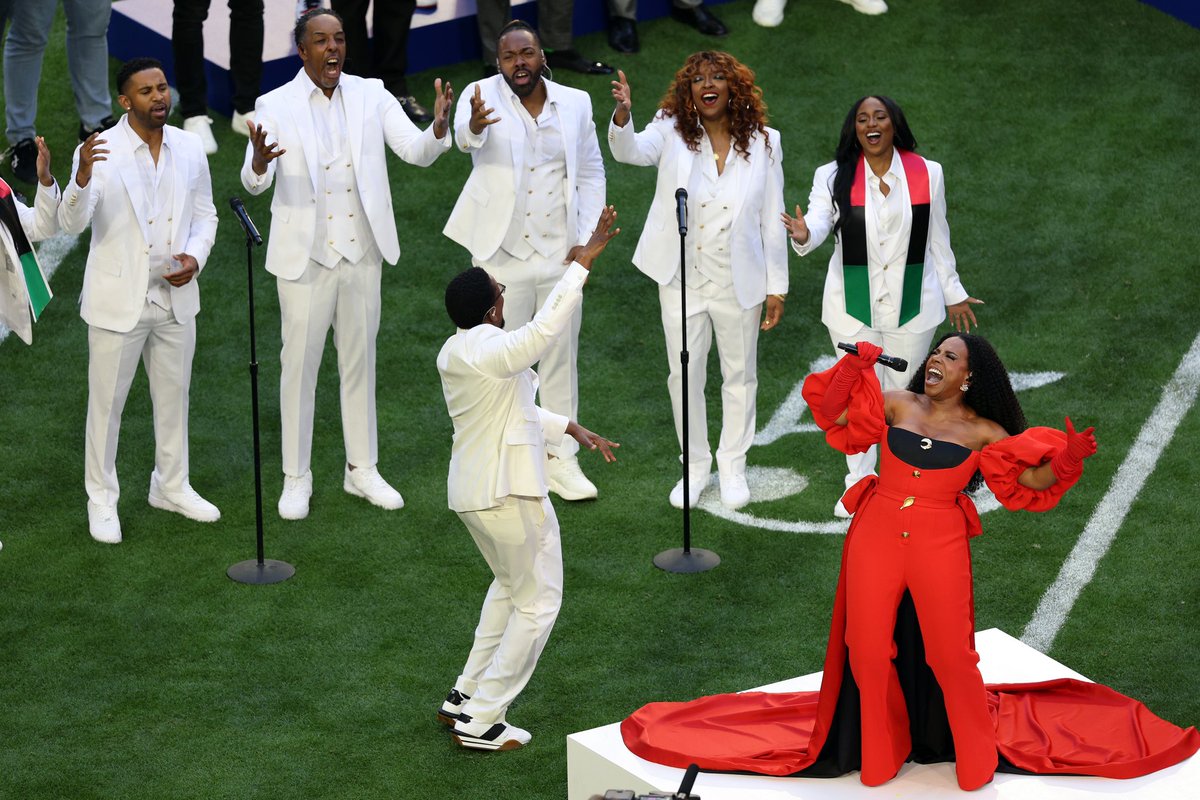 chacheoc's tweet photo. Sheryl Lee con un jumpsuit by #Harbison y los accesorios by #NikosKoulis

Wow😍👑✨

 #SuperBowl 
#SuperBowlLVII 
#SherylLeeRalph 
@thesherylralph https://t.co/UsXXYLxVcj