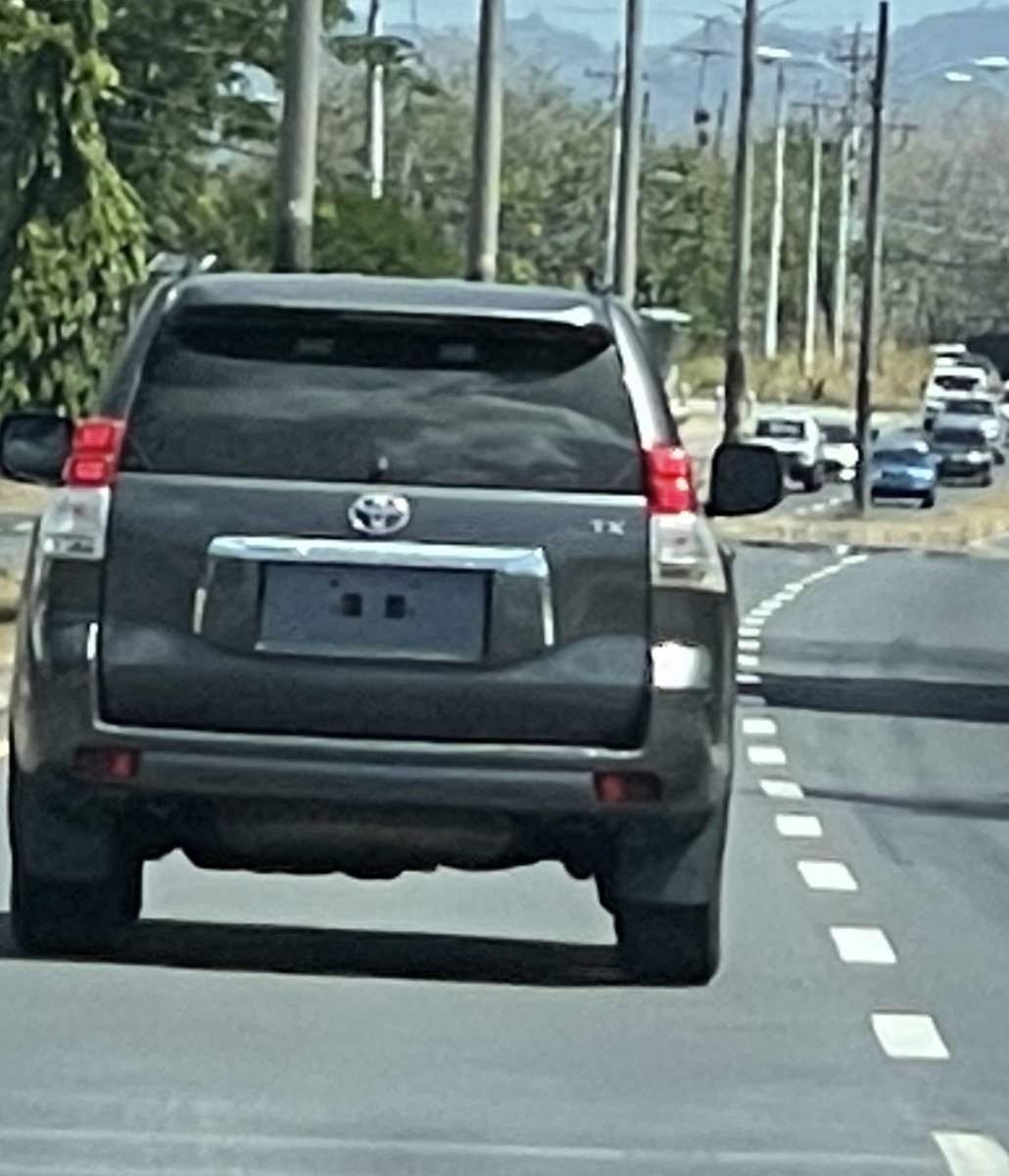 Carro del estado con luces rojas y azules, sin placa, en Bejuco, a más de 80 km, pasándose a todos!  Ejemplo a seguir!!!