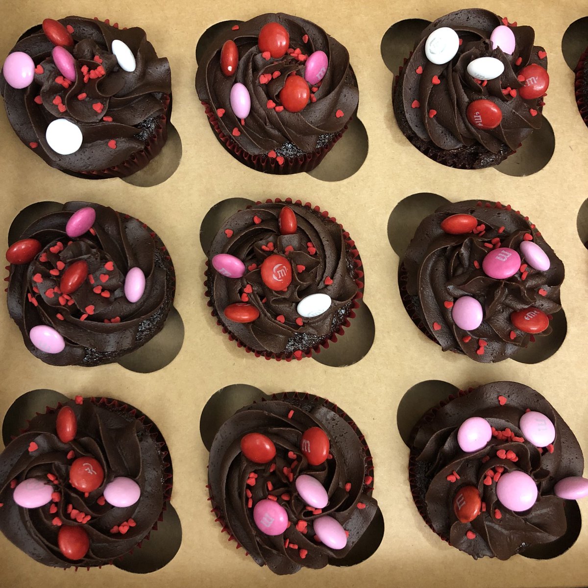 AubreyFloFlo's tweet photo. Cupcakes, anyone?
#baking #cupcakes #ValentinesDay #ValentinesDay2023 #chocolate https://t.co/r4Rj199Hjc