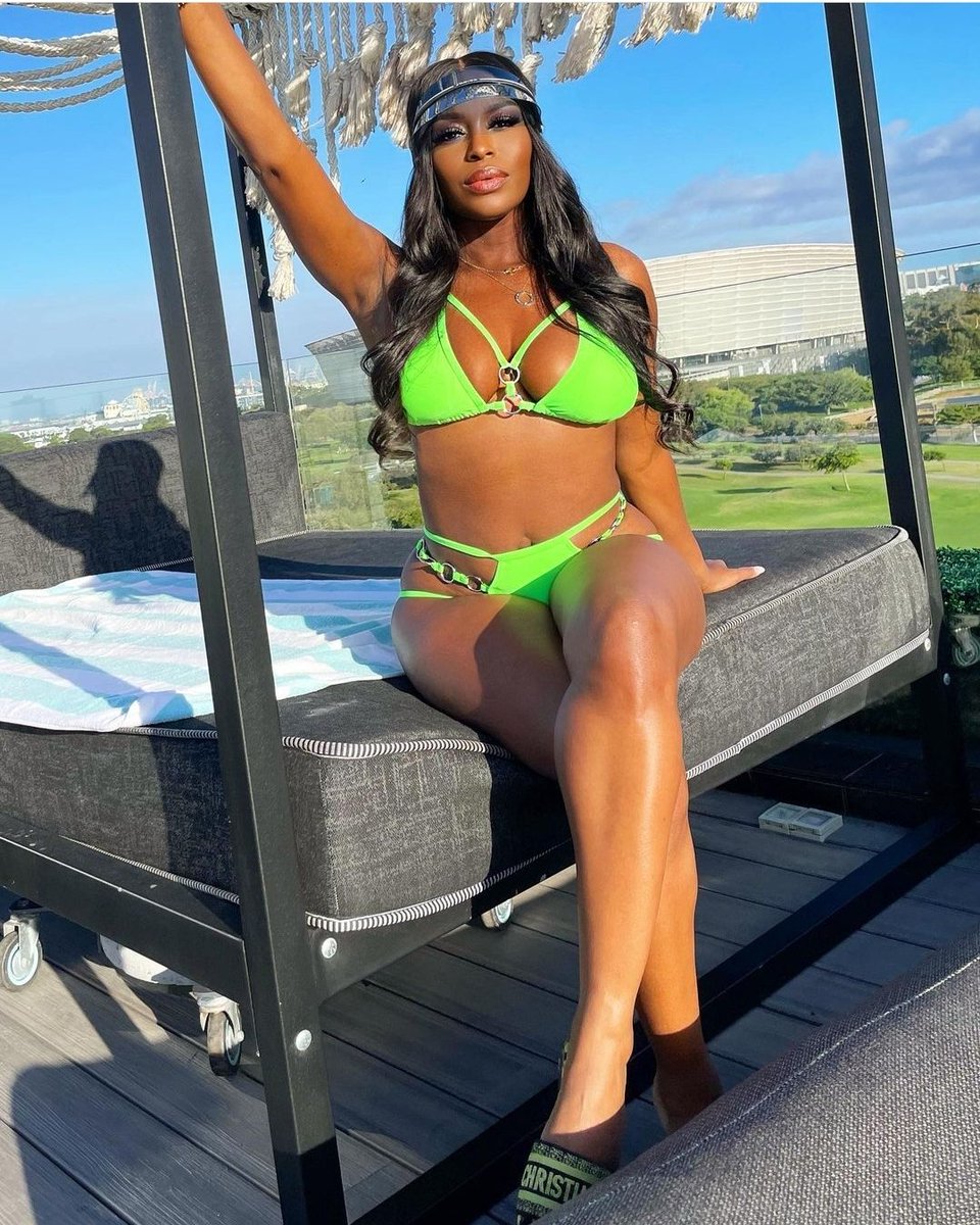 diamondiva40's tweet photo. While everyone is talking about Dr.G and his fiance taking a picture with @DrSSWhitmore and @CecilCWhitmore @AbsolutelyQuad  is enjoying her WHOLE life. Yall better learn how to move on like she has. https://t.co/TKC9LuvT0C