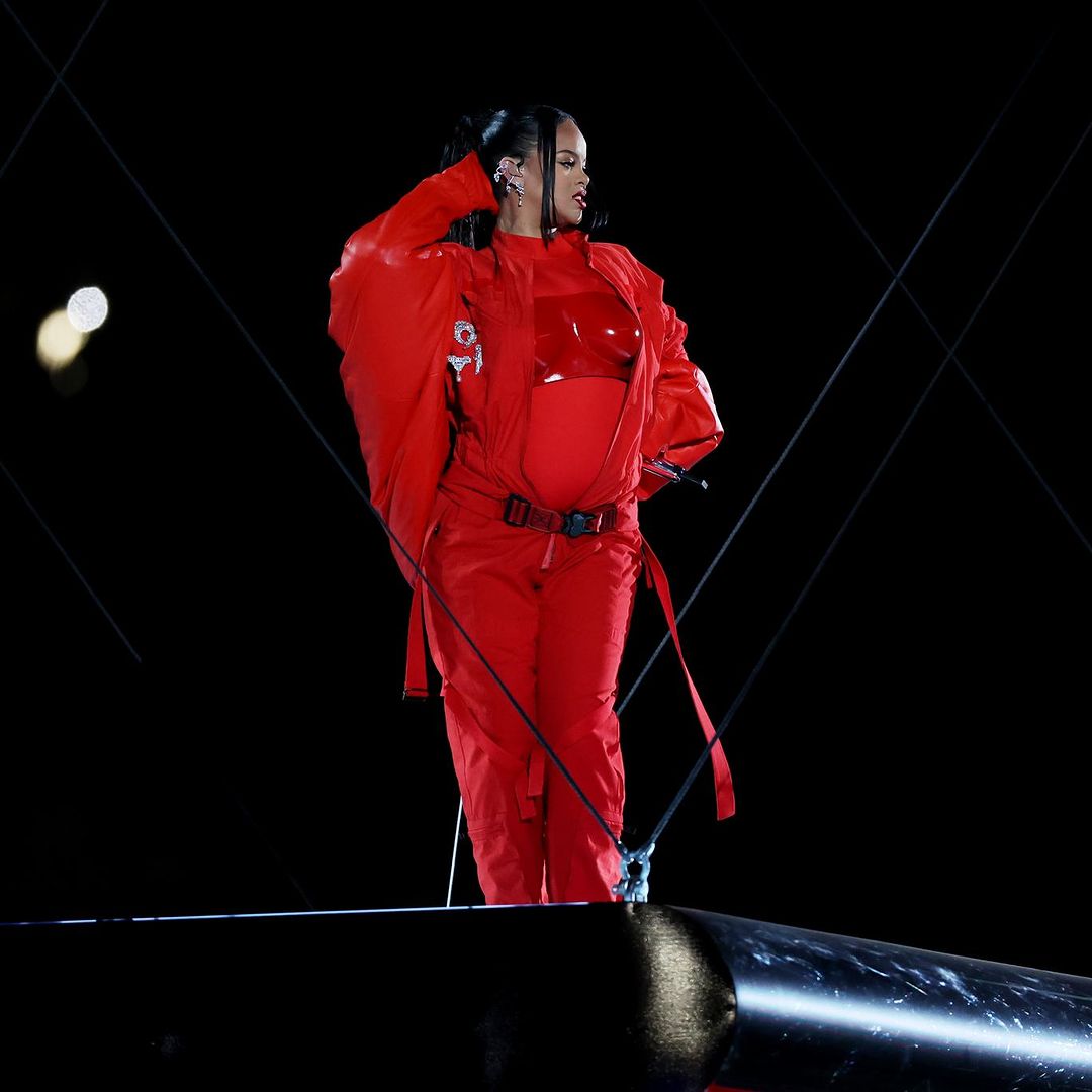 somospop_of's tweet photo. #Rihanna dio el mejor show del #SuperBowlLVII igual y no... Pero tuvo grandes visuales, grandes éxitos de su catálogo musical, además de estar embarazada de su segundo hijo y los que son seguidores de ella saben como son sus shows. 

Y a ustedes les gustó? https://t.co/G4sg45rlAp