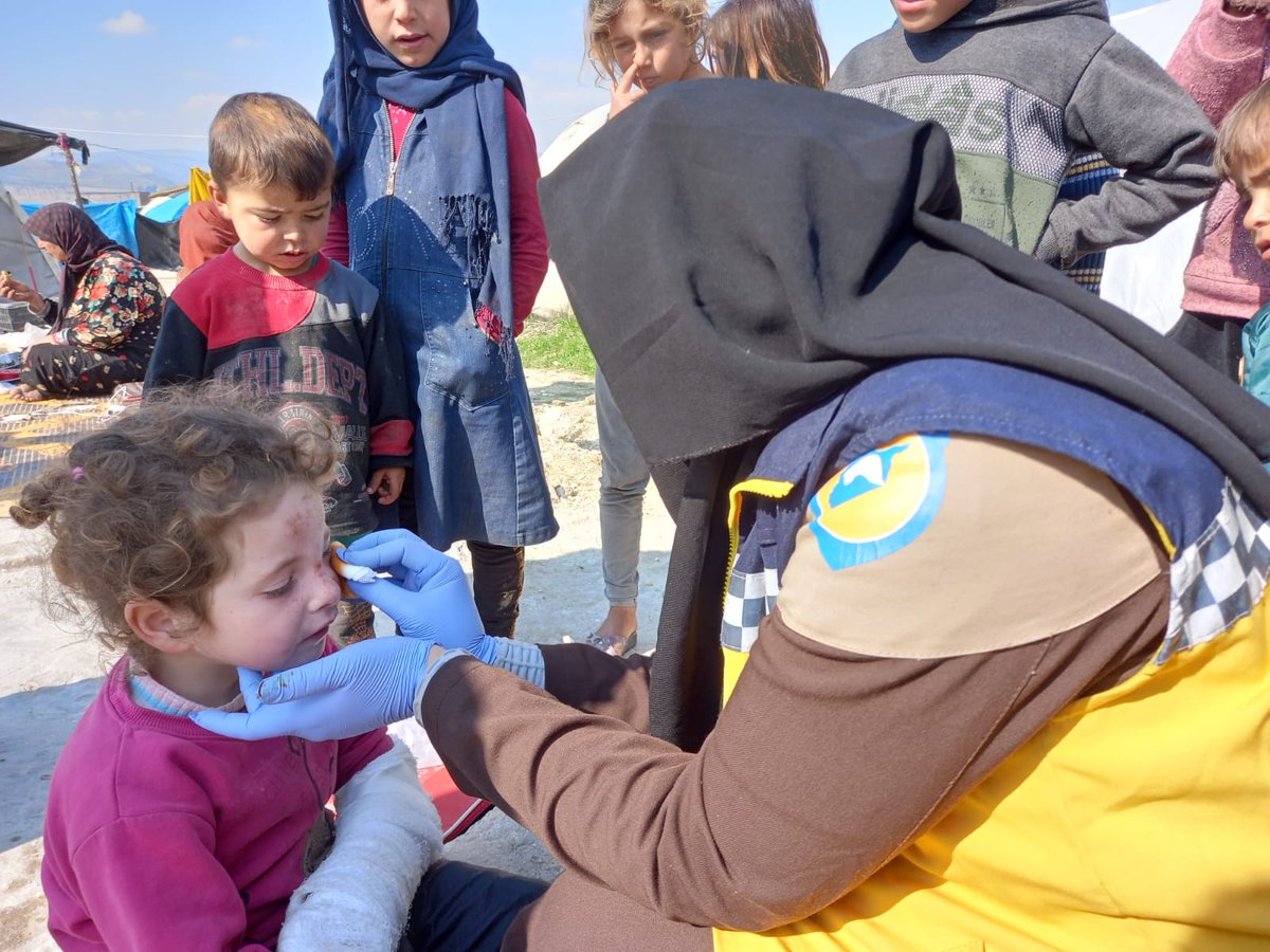 SyriaCivilDef's tweet photo. The White Helmets volunteers continue their tours of shelters for #earthquake victims and survivors in the NW #Syria to provide health &amp; psychological care to civilians and assess needs in light of the difficult humanitarian conditions and low temperatures. https://t.co/wX7NT5obZl