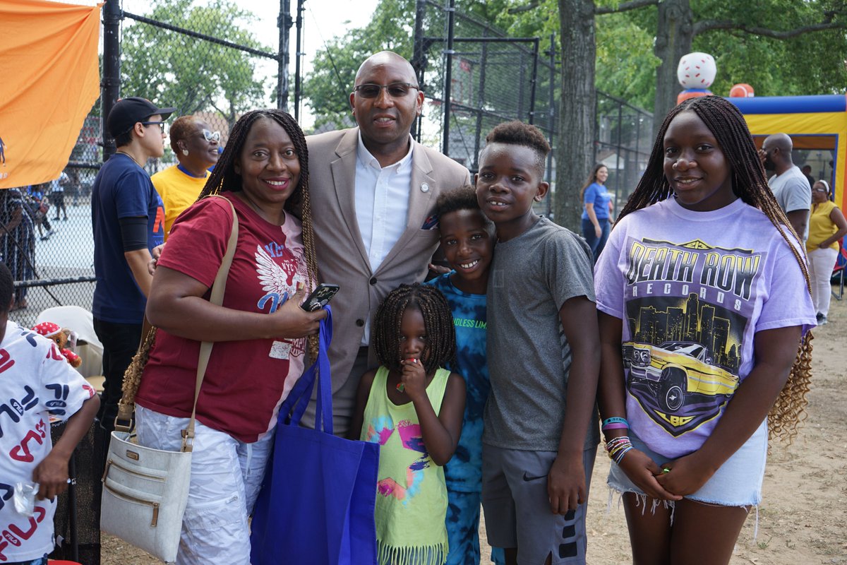 QnsBPRichards's tweet photo. Attention, Western Queens families! "Borough Hall on Your Block" is coming your way next week!

From Feb. 21 to Feb. 25, my team will be camping out in Long Island City, Astoria, Sunnyside and Woodside to bring the services of my office directly to you. We can't wait to see you! https://t.co/5RLt8SKHHQ