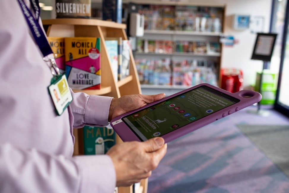 HemelLibrary's tweet image. Hublets, a self service tablet where library members can log on for free! Great for teenagers who wish to be more independent and have fun, surf the net, use games and save on their own data for their own devices. ;) #loveyourlibraries #hublets #internet
