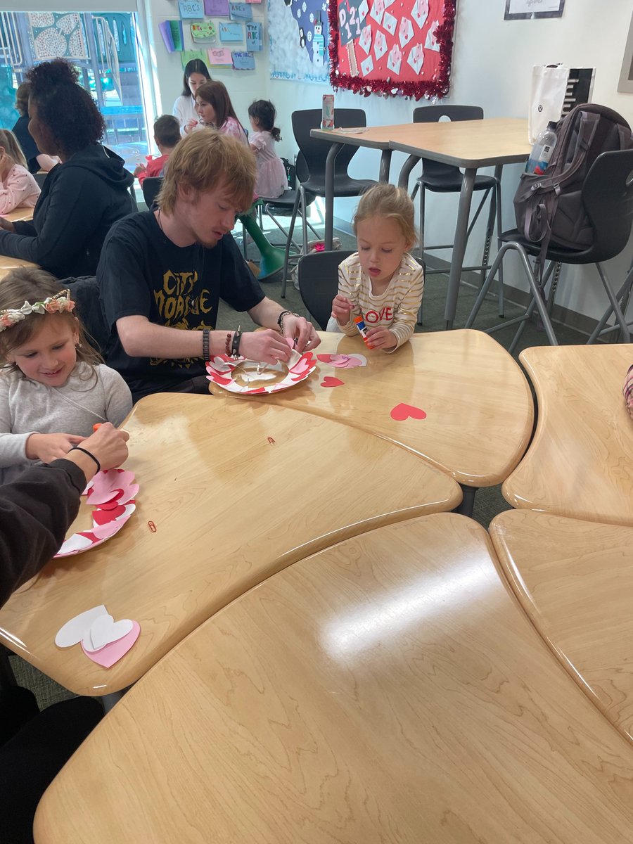 bauerfacs's tweet photo. @WilsondCRONE @loganhFMSD Valentines crafts with the 4K cuties ECE-1 students teaching fine motor skills while having a blast #valentinesthemedcraft #littlesandbigsloveeachother https://t.co/gNZki4mPyM