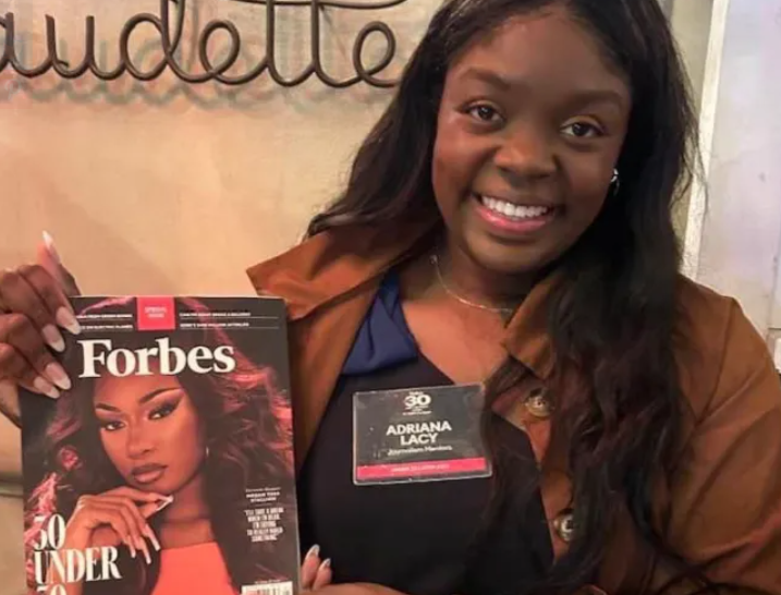 PSU_Success's tweet image. Adriana is now a freelance product management and audience strategist, digital and audience engagement editor at @Harvard , and journalism professor at @BrandeisU. Her organization, Journalism Mentors, earned her a spot on the latest Forbes #30Under30 list. #PSUFirstGen