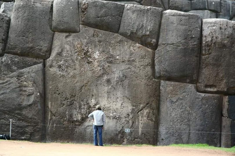 pierpi13's tweet photo. Mura gigantesche, composte da blocchi gigante e pesanti svariate decine di tonnellate, spostati a 3.500 metri di altezza. Spostati da un popolo secondo gli archeologi, non avrebbe dovuto possedere animali da traino come tori o cavalli. Come hanno fatto? A Sacsayhuamán, in Perù https://t.co/4TOm63NjQu