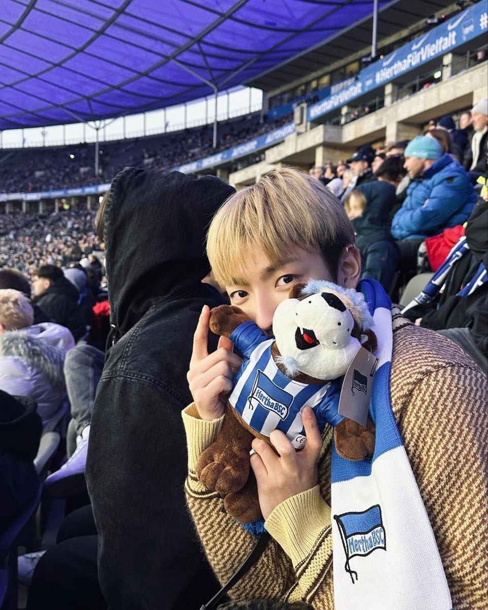 Hwx was mad at jxxng that he was so late again on their indoors date at home then he heard the door open and the first thing he saw was a plushie 👋 it's small hand at him and a funny sound as if it was talking to him "hi hwx jxxng send me to say sorry he was late again and that