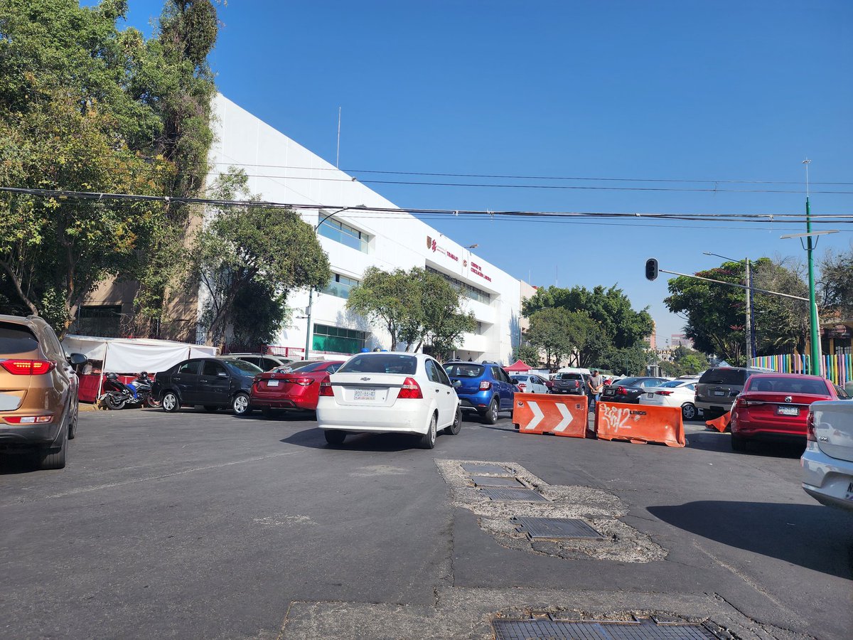 Corleonne7830's tweet photo. @SandraCuevas_  @PrensaCuevas  @AlcCuauhtemocMx @OVIALCDMX @UCS_GCDMX @SSC_CDMX y así todas las mañanas en Doctor Lavista en las inmediaciones de la Junta de Conciliación, dicen que los franeleros "apprtan" para que los dejen trabajar y adueñarse así de las calles. 
Tantito orden https://t.co/BxyZsMeeSb