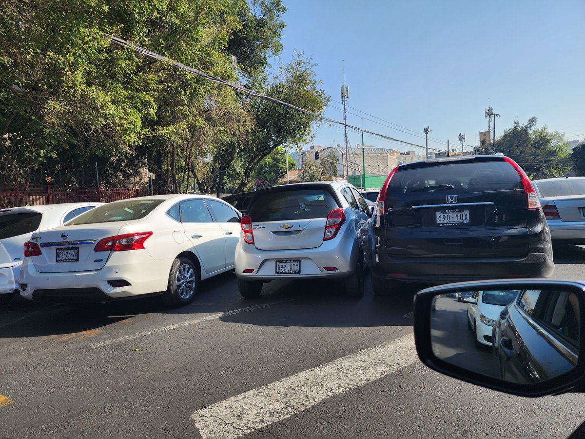 Corleonne7830's tweet photo. @SandraCuevas_  @PrensaCuevas  @AlcCuauhtemocMx @OVIALCDMX @UCS_GCDMX @SSC_CDMX y así todas las mañanas en Doctor Lavista en las inmediaciones de la Junta de Conciliación, dicen que los franeleros "apprtan" para que los dejen trabajar y adueñarse así de las calles. 
Tantito orden https://t.co/BxyZsMeeSb