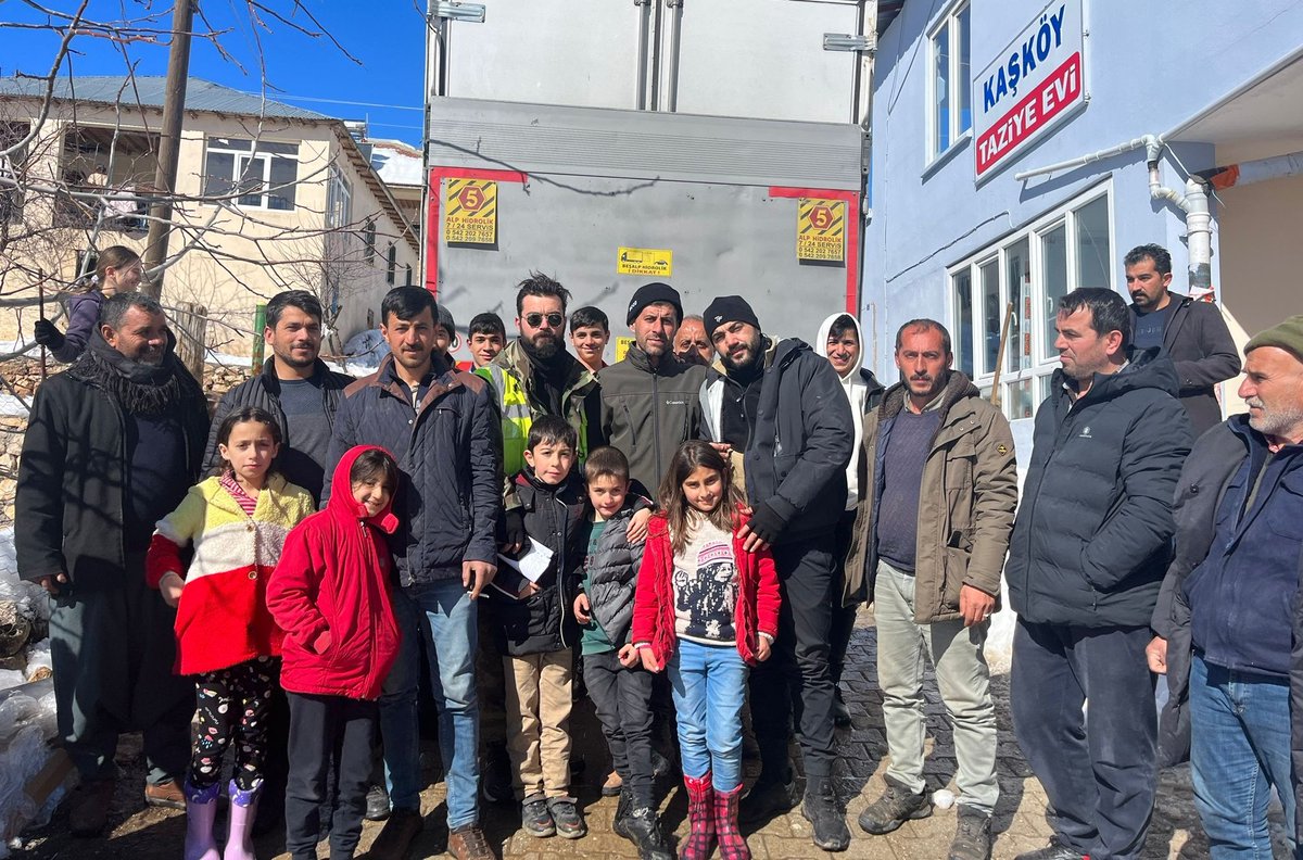 aydın'da "kumrucu ibo" diye bilinen bir arkadaşmış. deprem haberiyle çıkıyor yola, adıyaman'a gidiyor. bir arkadaşım tanıyormuş, adıyaman'da yardım dağıtacak güvenilir kişi ararken tanıdık biz de. üs edindiği özel okuldan her gün aracıyla çıkıp köylere yardım malzemesi götürüyor.
