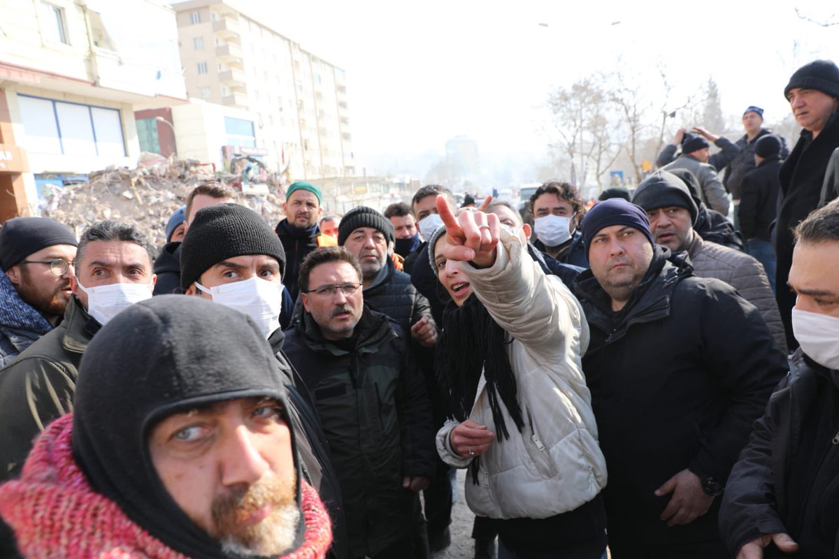 Allah bu büyük millete yardım etsin...Milletimizin bu acı günlerinde alanda öyle fedakar insanlar gördüm öyle kardeşlik, yardımlaşma olaylarına şahit oldum ki ve şunu bir daha anladım bizi ayakta tutan birbirimize olan sevdamız tutkumuz olduğu sürece hemen ayağa kalkacağız