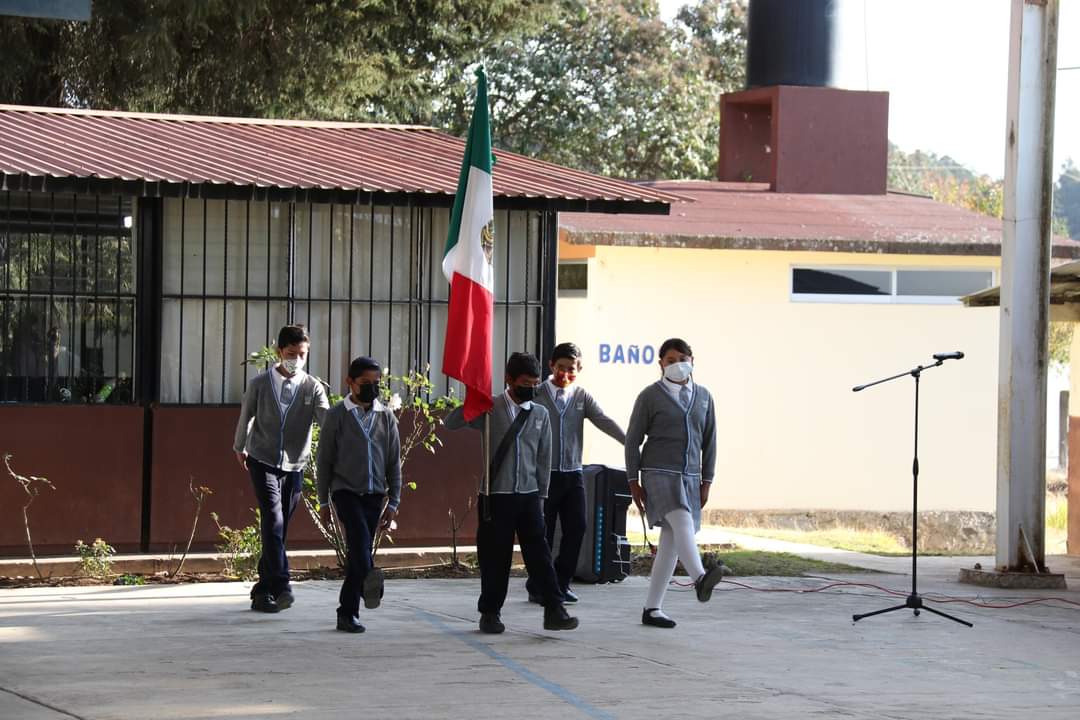 ManuelFerminRP's tweet photo. Rendir honores a la bandera es uno de los actos cívicos más bonitos pues nos permite repasar episodios, personajes y fechas en las efemérides.
🇲🇽🇲🇽Hoy iniciamos actividades realizando #LunesCívico en la escuela primaria Ernesto Viveros en la localidad del #Encinal https://t.co/a4gMrig2Ch