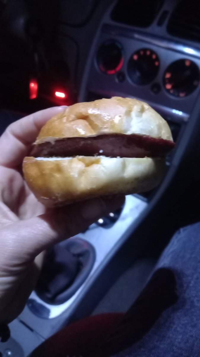 Bir ekmek arası sucuga bu kadar ağlayacağım aklıma gelmezdi🥺 hataya deprem bolgesine giderken arabanın camından elimize sıkıştırdılar ne güzel bir milletiz biz ya 😢🙏🖤🎗🕊