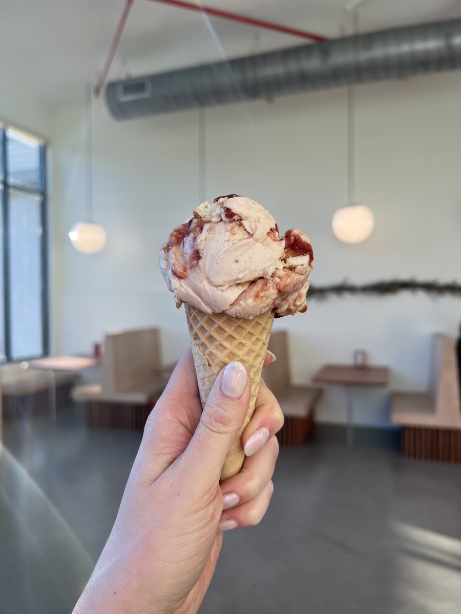 RTDNEWS's tweet photo. Last minute #RVA Valentine's Day foodie finds: @Beaunuts1 donuts, coffee drinks at @PerkBonAir, macarons at @WPABakery, a cheese flight at Truckle Cheesemongers &amp; lots more! #rva #rvafoodies https://t.co/sNr09UVQSk https://t.co/stMtAfL0cy