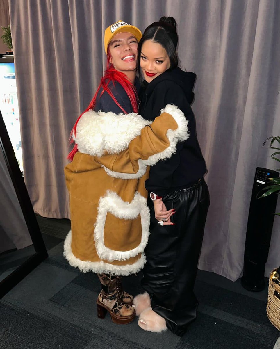 GpowerCostaRica's tweet photo. Karol conociendo a su ídolo nos da años de vida 💕💜 #fueunachimba #unachimba KAROL X RIHANNA @rihanna X @karolg https://t.co/Gctkby5wah