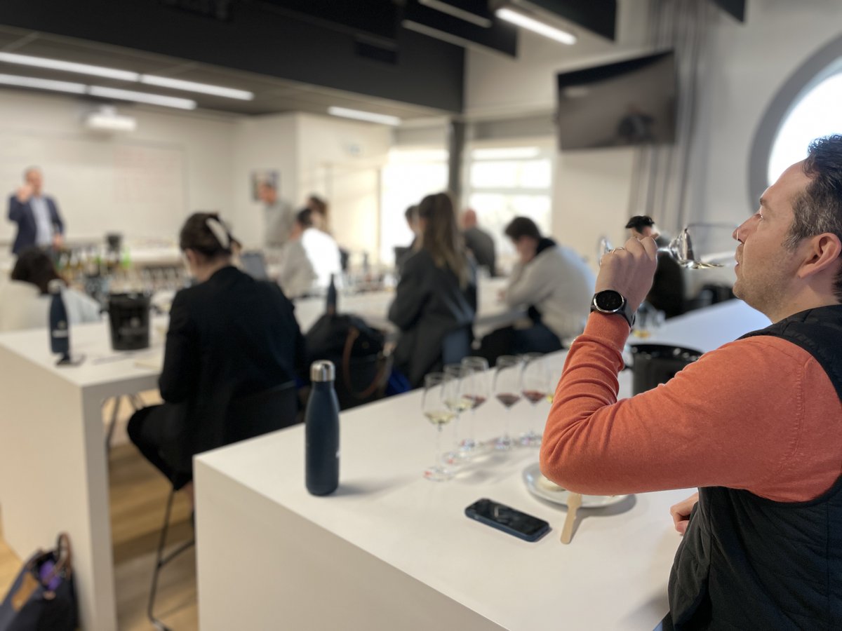 #Tasting 🍷 | Masterclasses, business case studies, tastings and visits conducted by reputable wine experts and sommeliers are all part of the <a href="/KedgeWine/">KEDGE Wine School</a> student experience.
This includes the yearly week's "Sommelier Week" on our Bordeaux campus!
