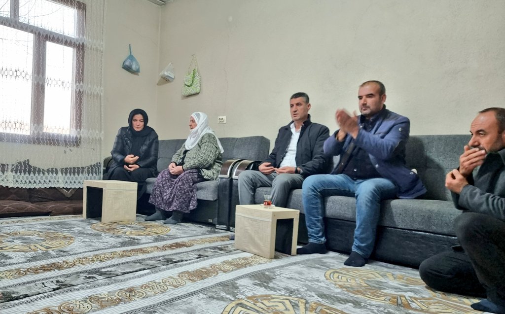 Kepoluasuna's tweet photo. Bugün #Silvan İlçemizde;
📍Akyol Mahallesinde #Manaz ailesine;
📍Sulubağ Mahallesinde #Aydın ailesine;
📍Sarıbuğday Mahallesinde #Atan ailesine; taziye ziyaretlerinde bulunduk.
Vefat eden kardeşlerimize Cenab-ı Allah’tan rahmet, kederli ailelerine başsağlı ve sabır diliyorum. https://t.co/rf22zM8naw