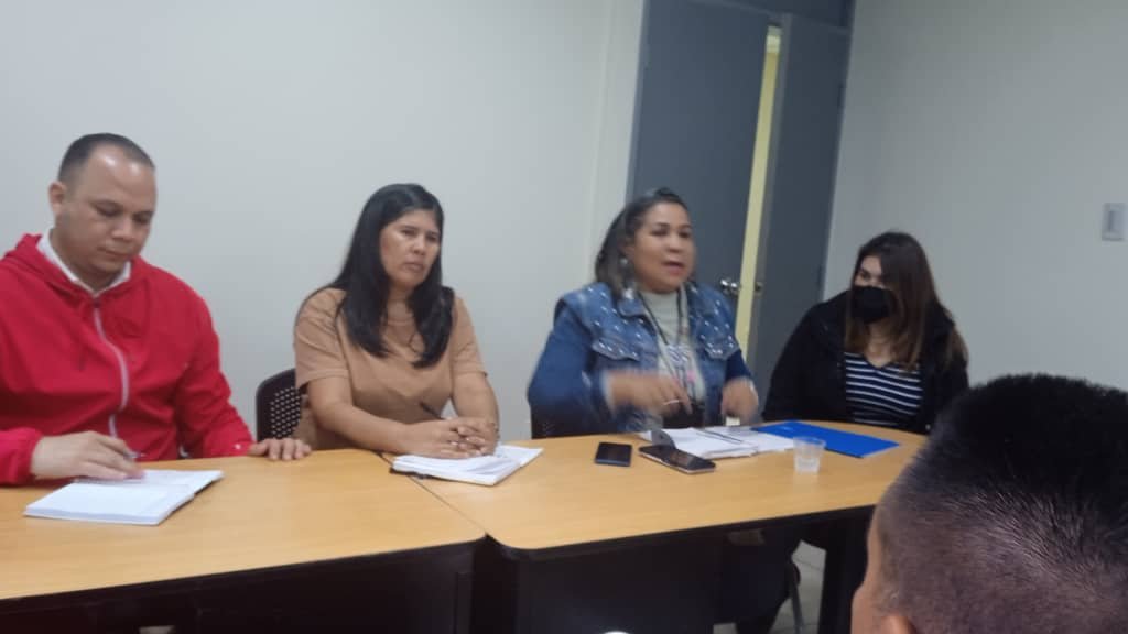 Robinsonmonaga2's tweet photo. Reunión con el viceMinistro de asuntos educativos del MPPE Vicente Carvajal,  la jefa de Zona Educativa y diputados del Consejo Legislativo Socialista Monagas (CLESM).
#JuventudIntegracionYPaz 
@NicolasMaduro https://t.co/VuHiV6yVbW