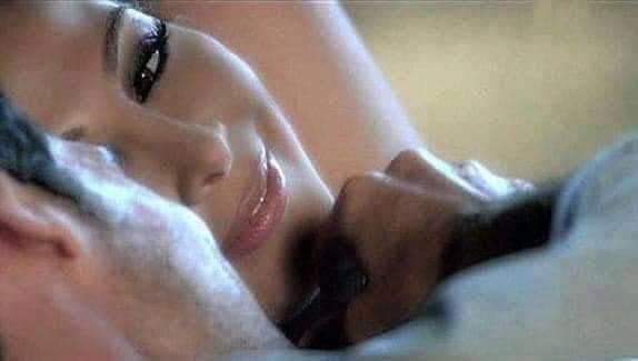 يسألوني عن الأنثى ..فقلت
الأنثى هى سر من أسرار الحياة 
فليس كل من رسم انثى أدرك محتواها 
وليس كل من جسدها حرفا نال هواااها 
وليس كل من تعمق بها نال رضاها
وليس كل من دخل قلبها كان مولاها 
هي بئر عميق 
من يفهمها يخشاها .😘.ومن يقرأها روحآ يكسب رضاها 
فالأنثى أوتارها رقيقة جداً