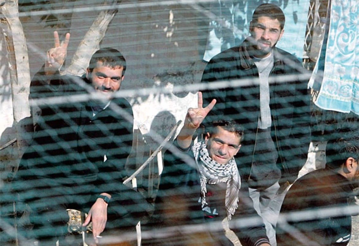 muhammadshehad2's tweet photo. Unbelievable! #Israel's Security Minister reduces the hours Palestinian prisoners can use the bathrooms

Each entire prison section will be given 1 hour to use the common shower area

Earlier this month, Minister Ben-Gvir pointlessly banned Palestinian prisoners from bread making https://t.co/wp9wSG7dSG