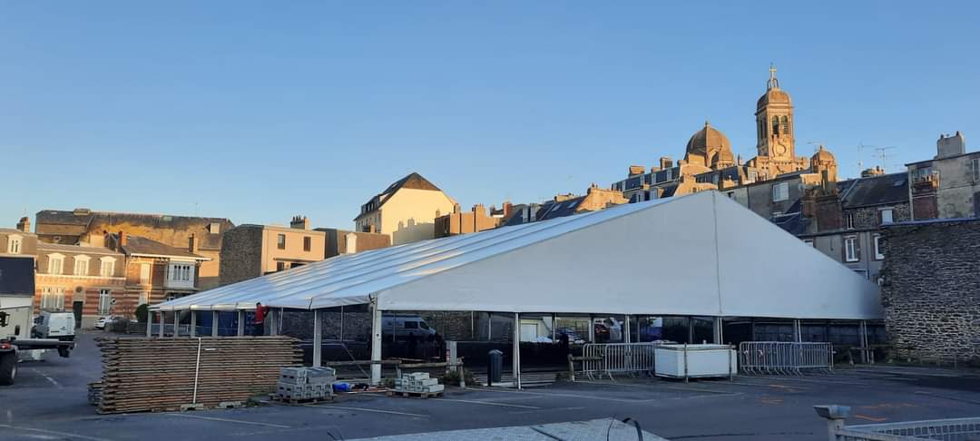 CarnavalGranvil's tweet photo. Elle abritera de nombreux moments du Carnaval, à commencer par le concert d'ouverture : la Maison du Carnaval est en plein montage depuis ce matin ! 😁 https://t.co/jXaFq3VpP1
