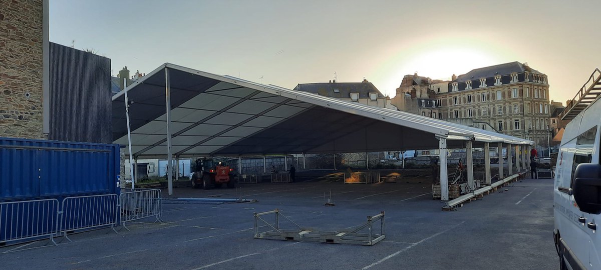 Elle abritera de nombreux moments du Carnaval, à commencer par le concert d'ouverture : la Maison du Carnaval est en plein montage depuis ce matin ! 😁