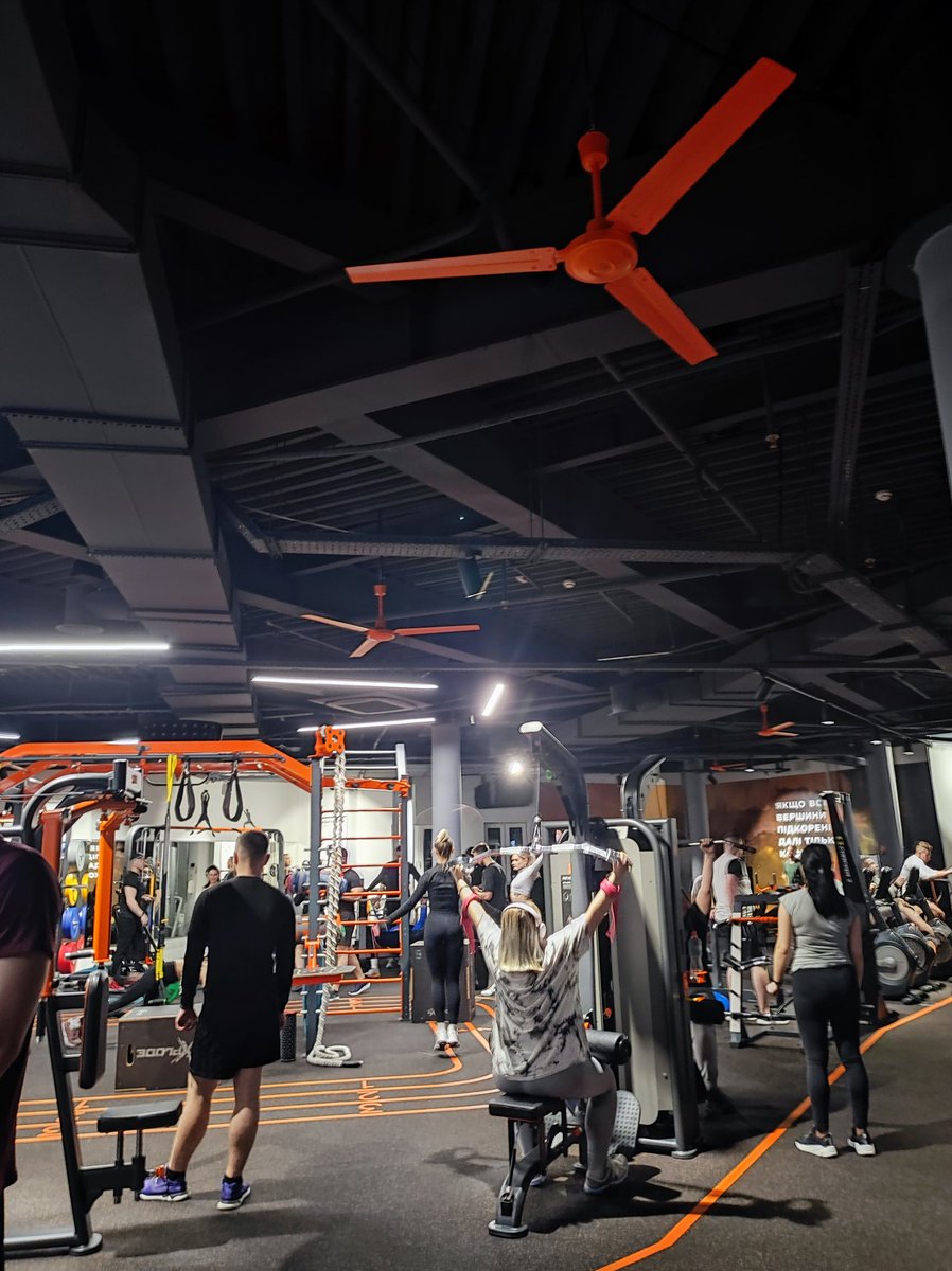 Auch das ist Kyjiw.

Die Gleichzeitigkeit vom Grauen des Krieges und Alltag in der Ukraine ist oft schwer zu vermitteln.
Eine Psychologin erklärt uns: "Um mit der konstanten Unsicherheit umzugehen brauchen wir Anker der Stabilität." Sport hilft da vielen.