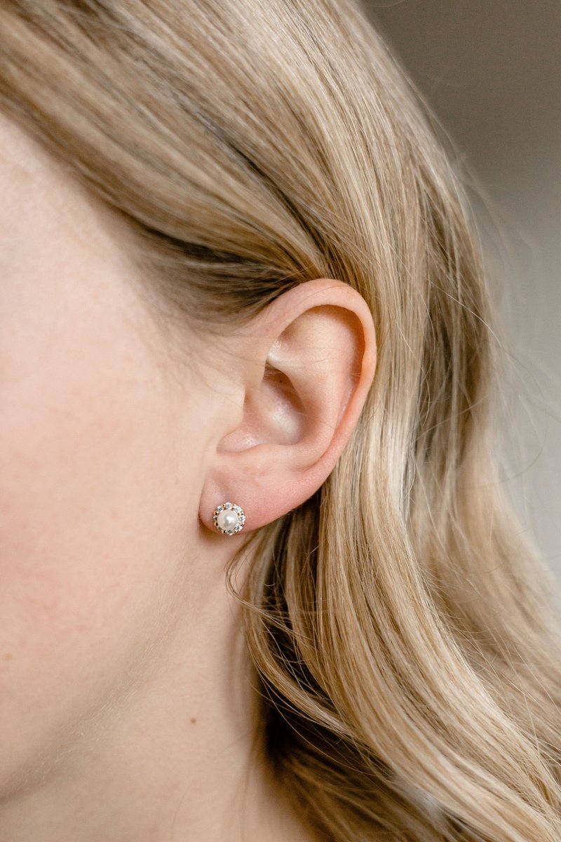 TimelessLook_'s tweet image. The perfect addition to your everyday look! A classic, chic choice for any occasion.

#timelesslook  #charmearrings #versatilejewelry #delicateearrings #earringstyle #earringstack #everydaystyle #cuffitchallenge #smallbusiness #jewelrybusiness #supportsmallbusiness