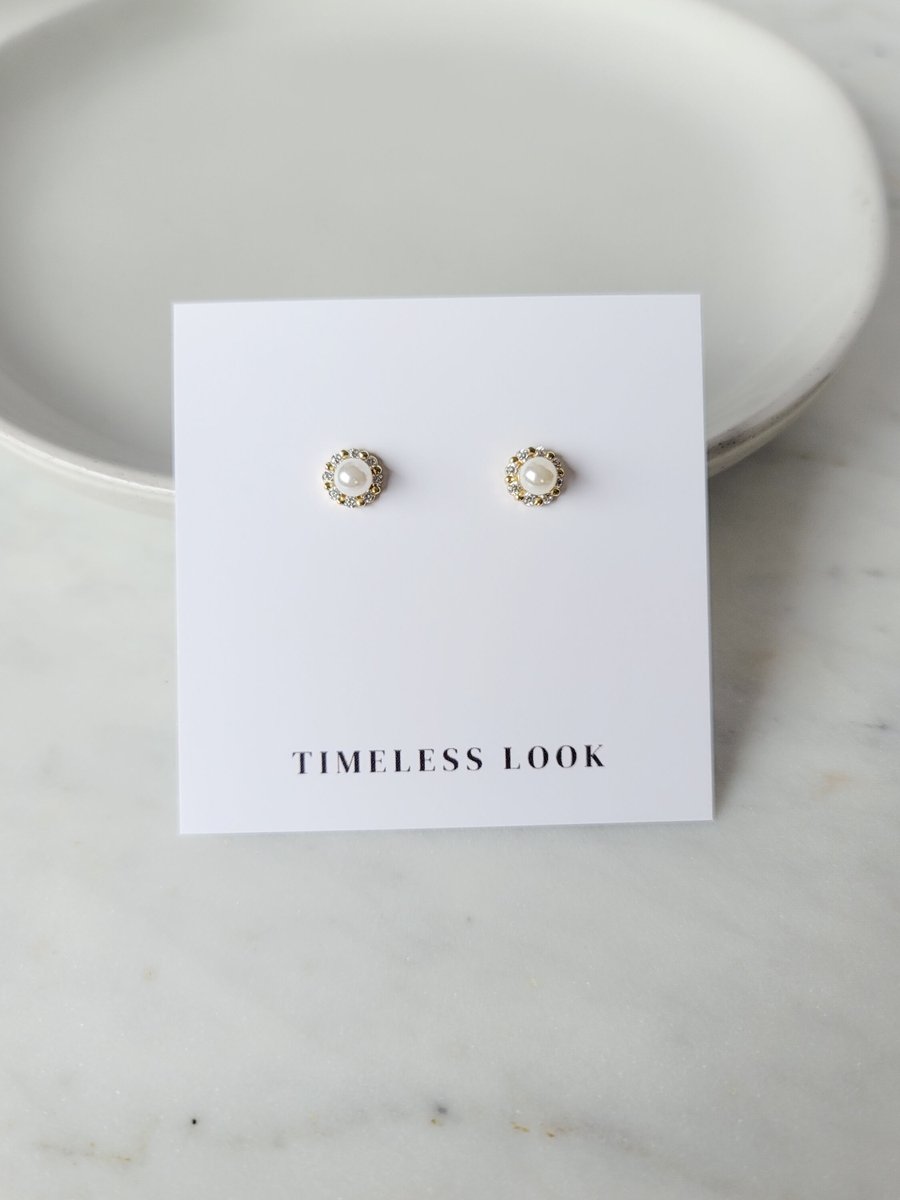 TimelessLook_'s tweet image. The perfect addition to your everyday look! A classic, chic choice for any occasion.

#timelesslook  #charmearrings #versatilejewelry #delicateearrings #earringstyle #earringstack #everydaystyle #cuffitchallenge #smallbusiness #jewelrybusiness #supportsmallbusiness