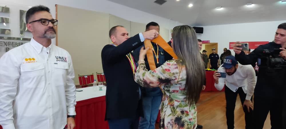 mirelct's tweet photo. #13Feb || Gracias a la UNES y al Vicepresidente Sectorial @CeballosIchaso1 por la condecoración recibida el día de hoy. 
Extendemos nuestras felicitaciones a la gran familia de @UNESUNIVERSIDAD, quienes celebran su aniversario N°14. https://t.co/bnRf9MqIVv