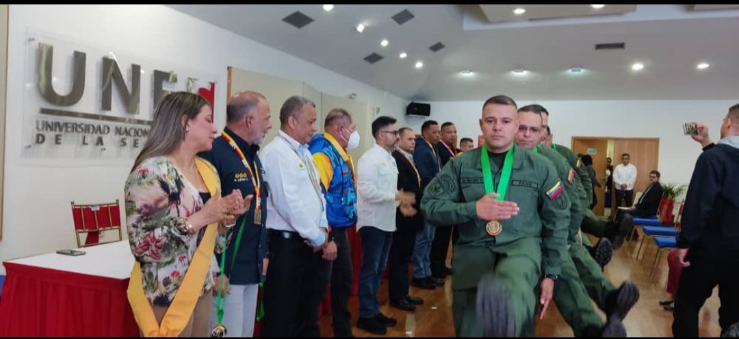mirelct's tweet photo. #13Feb || Gracias a la UNES y al Vicepresidente Sectorial @CeballosIchaso1 por la condecoración recibida el día de hoy. 
Extendemos nuestras felicitaciones a la gran familia de @UNESUNIVERSIDAD, quienes celebran su aniversario N°14. https://t.co/bnRf9MqIVv