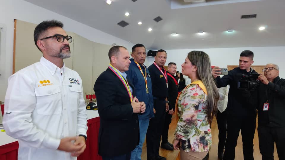 mirelct's tweet photo. #13Feb || Gracias a la UNES y al Vicepresidente Sectorial @CeballosIchaso1 por la condecoración recibida el día de hoy. 
Extendemos nuestras felicitaciones a la gran familia de @UNESUNIVERSIDAD, quienes celebran su aniversario N°14. https://t.co/bnRf9MqIVv