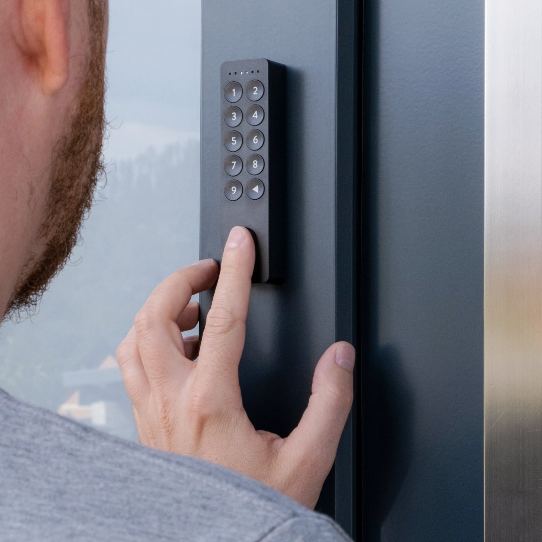 You've never unlocked your door this fast⚡️🔑

Say hello to the Nuki Keypad 2.0 - now even with fingerprint.

Up to 20 fingerprints and up to 200 different access codes can be assigned & managed via the Nuki app.

shop.computerworks.ch/artikel/NUK-22…

#nuki #nukismartlock #thesmartlock