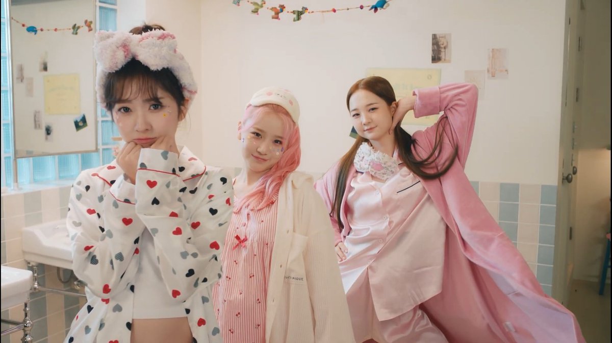 LIMELIGHT_VT's tweet photo. Streaming Alert‼️ 

Just now, LimeLight's Honestly MV has been out, and the wait is finally over! Be ready to be blown away, because this Valentines, LimeLight is here to steal your hearts~

HONESTLY MV OUT
#HonestlywithLimelight
#아네슬리_라임라잇 https://t.co/b5LC2jz1GL