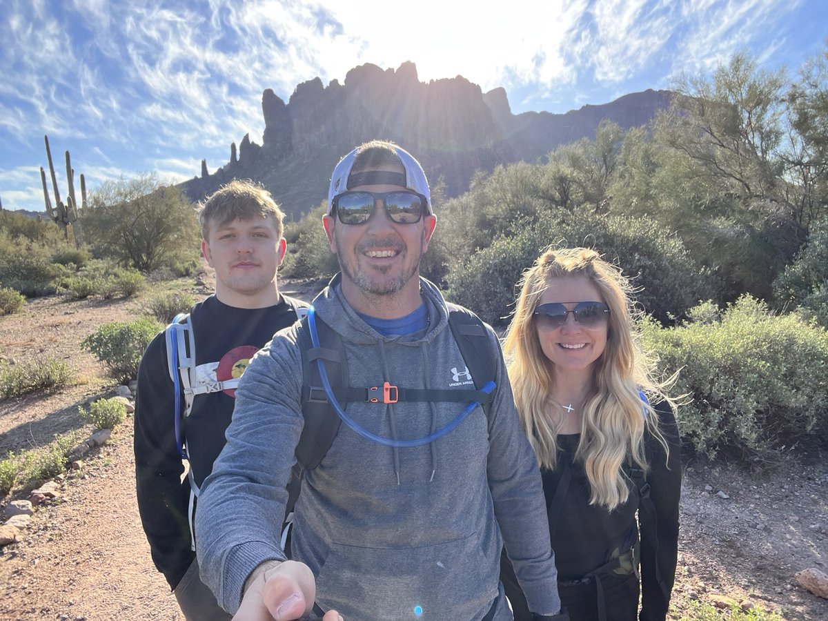 joverman11's tweet photo. Took about 6 hours but we conquered the 3rd hardest peak in Arizona. Some next level climbing that definitely challenged us. I donโt think my feet have ever hurt so bad. #ontothenext #ourbestlife #lovethisplace #flatiron https://t.co/I9gGY3X8xg