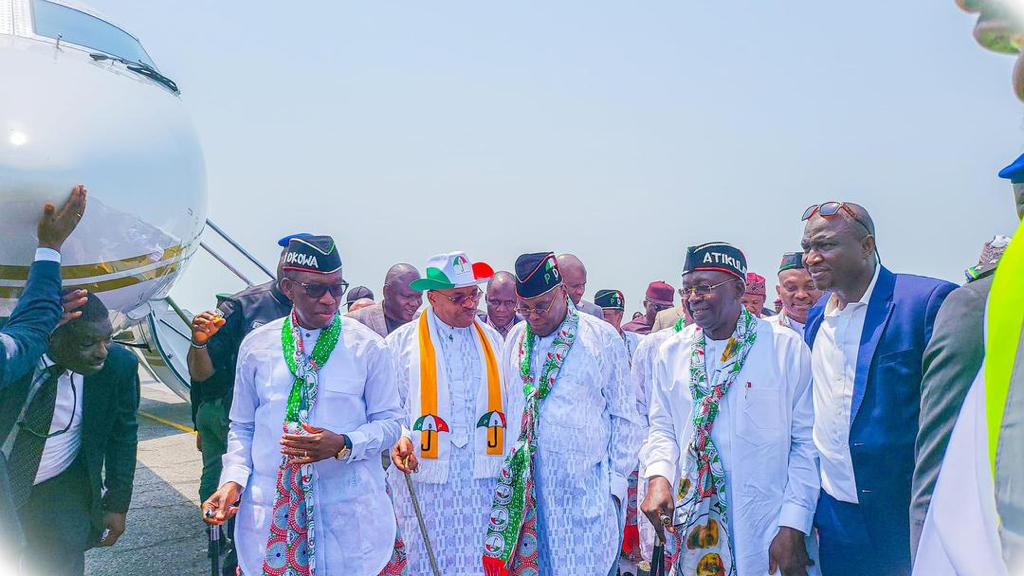 OneNigeriaa's tweet photo. "alongside all the paramount rulers from all the 18 local government areas in Cross River State. I thank the monarchs for the priceless gift of their counsels. As ONE, we shall get it done." -AA #RecoverCrossRiverWithPDP https://t.co/olvvgeCjGF
