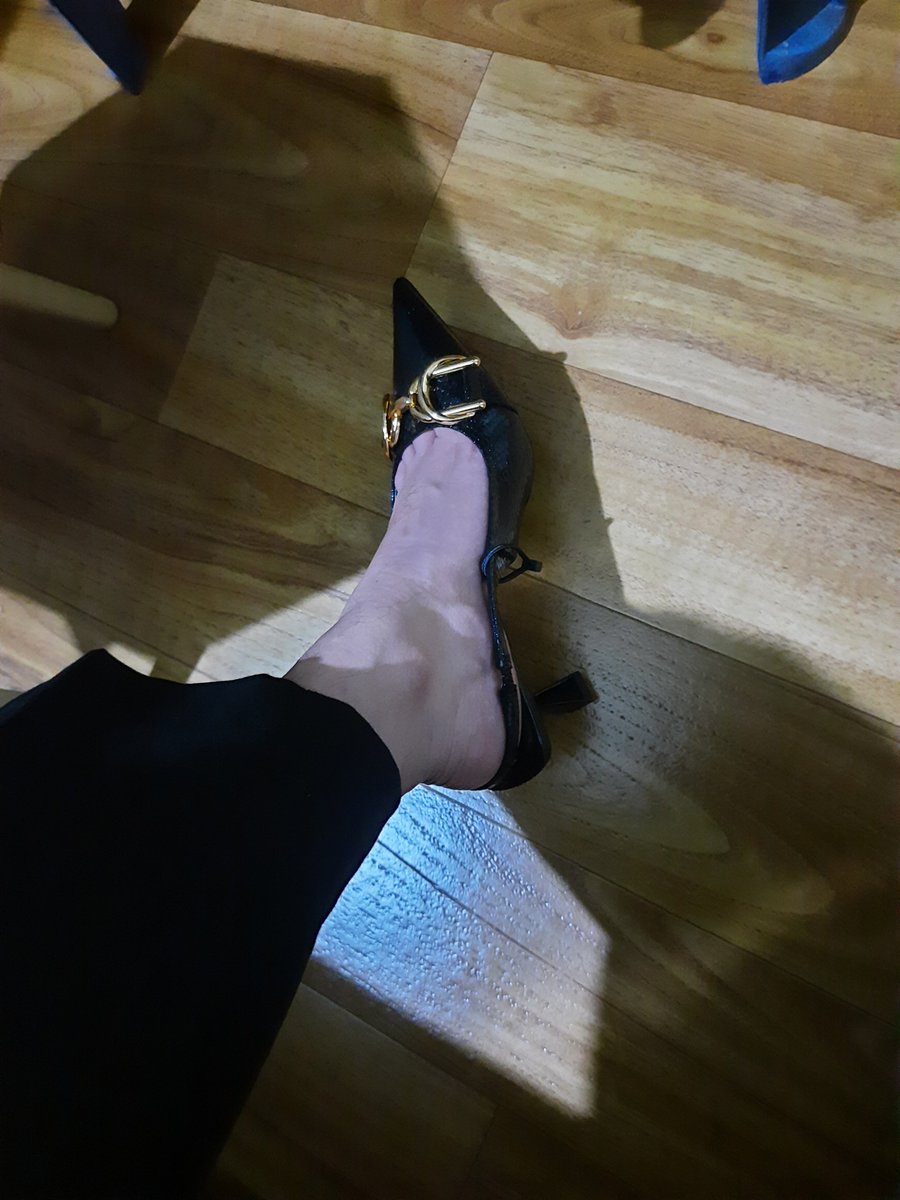 Bluebells257's tweet photo. The straps are loose. This is the second pair of shoes that don't fit . That say it's size 2 but  unlike my previous purchases, these are loose. How can it come down while walking. What is up with all these ill fitting size 2s lately?? @ZARA_Care https://t.co/5j3KbpA3al