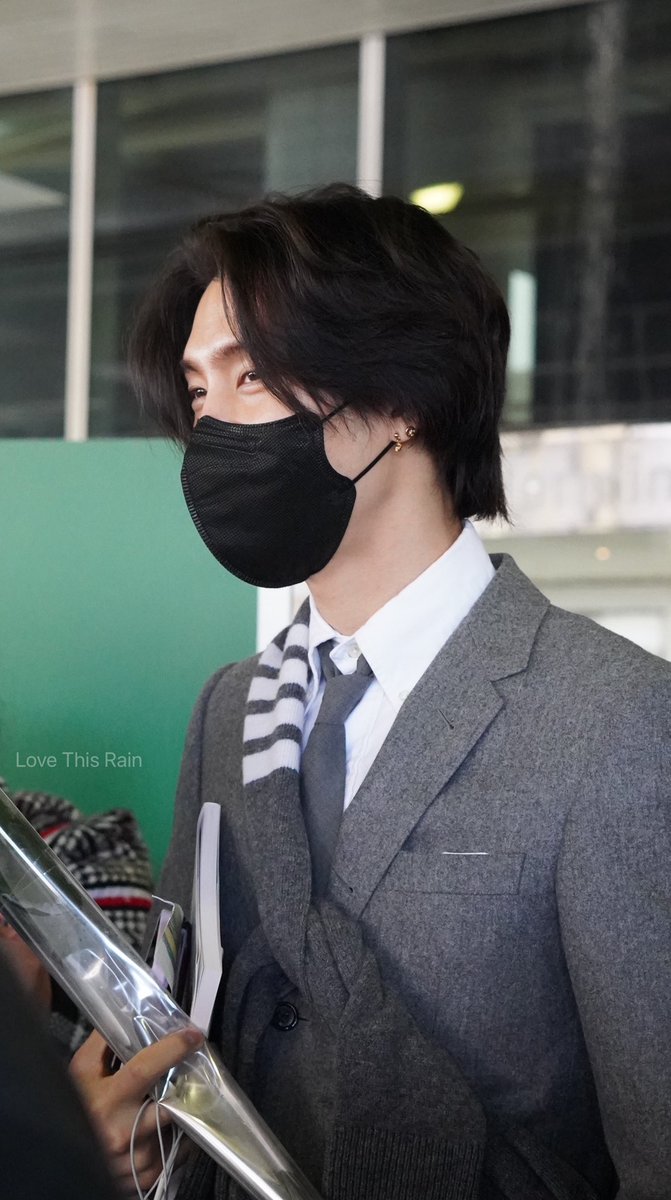 [230213] JFK 🛬

😻 in a suit 

#쟈니 #JOHNNY #영호
#NCT #NCT127 #엔시티127