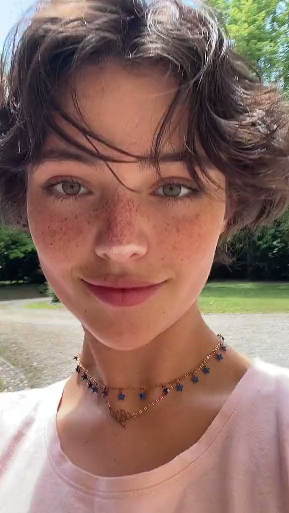extradeadjcb's tweet photo. this is a girl, she looks like a girl, I am going to put all zoomers in a lithium mine https://t.co/9Vd5zMYHzi