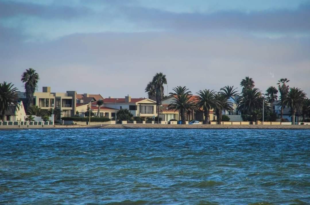 AfricaFactsZone's tweet photo. Walvis Bay is Namibia's second largest town, after Rundu. When Namibia gained independence from South Africa in 1990, the town became a South African enclave.   

It became part of Namibia in 1994, when South Africa gained freedom. 

Some residents have dual citizenship till date https://t.co/56JHGT32v4