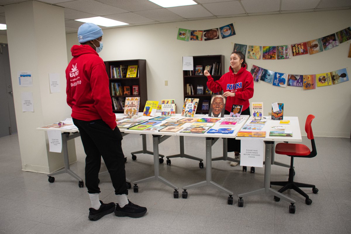 Rafiki Hamilton a célébré le Mois de l'histoire des Noirs avec une journée de lecture en famille ce week-end. Nous avions des livres, de l'art et de l'artisanat, un brunch et des prix. Nous tenons à remercier tout le monde d'avoir participé à notre événement.