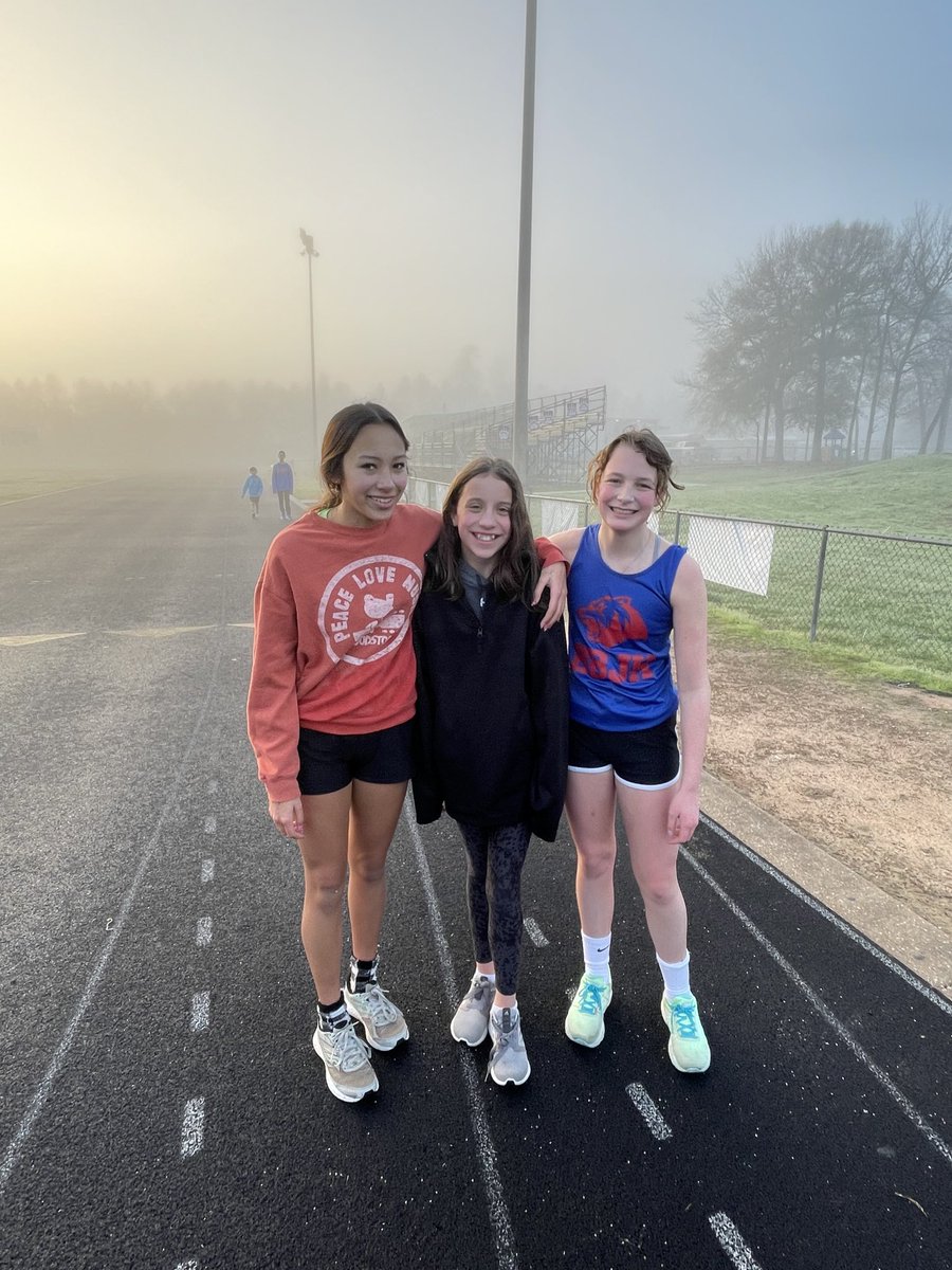 SmothersBeth's tweet photo. Future XC runner surround by two very wonderful mentors!  Reagan Whitehead and Frankie Cruz! https://t.co/oOCVLBcjuC