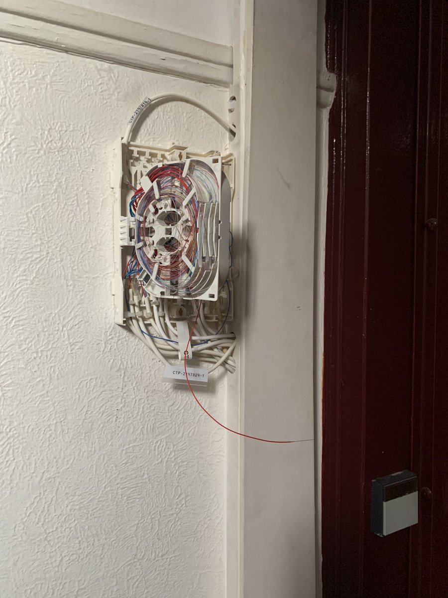 SoasDela's tweet photo. Un technicien @free @Freebox est passé dans mon immeuble ce jour…et laissé en l’état ! 👏 https://t.co/qS6a9jNY0V