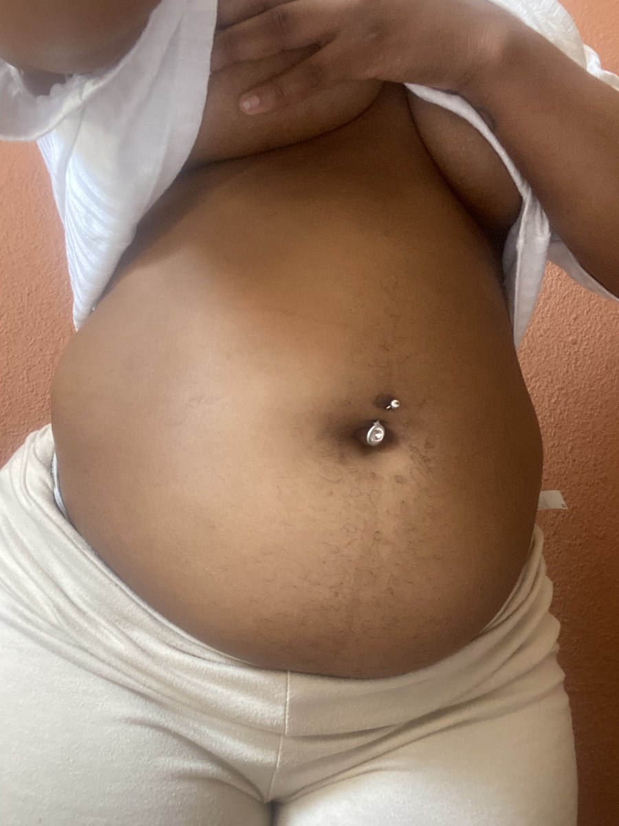HloniLesedi's tweet photo. I lost weight again 😅 my stomach was so huge bandla my waist is also getting smaller 😭 https://t.co/YWfl5XRp7c