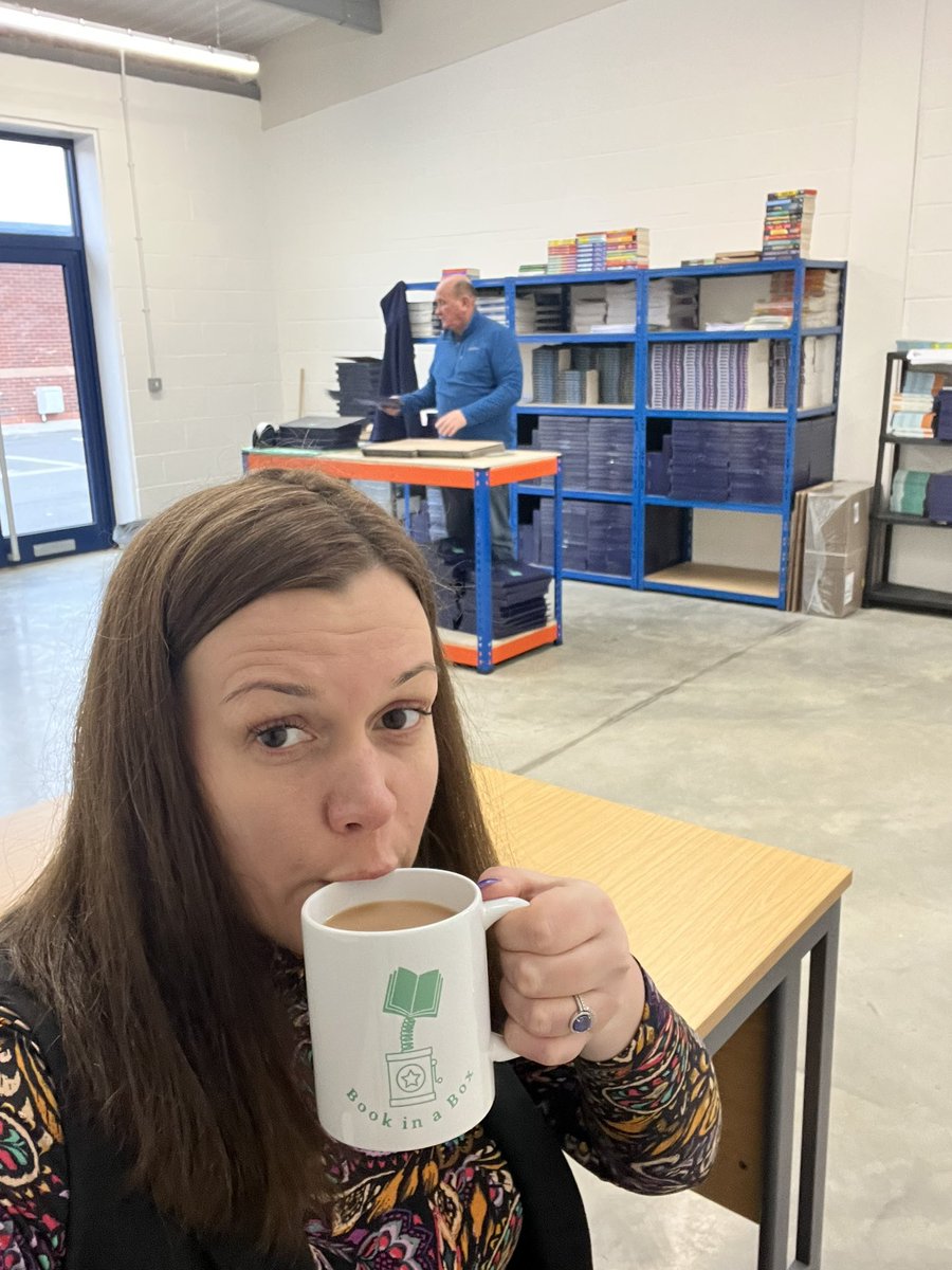 BookinaBox3's tweet image. Half term means I can actually get to the unit and help out! 

Cup of tea to ease me in first though 👌 👏 ☕️ 📦 

#helpingout #atwork #packingboxes #primaryschool #halfterm #februaryfun