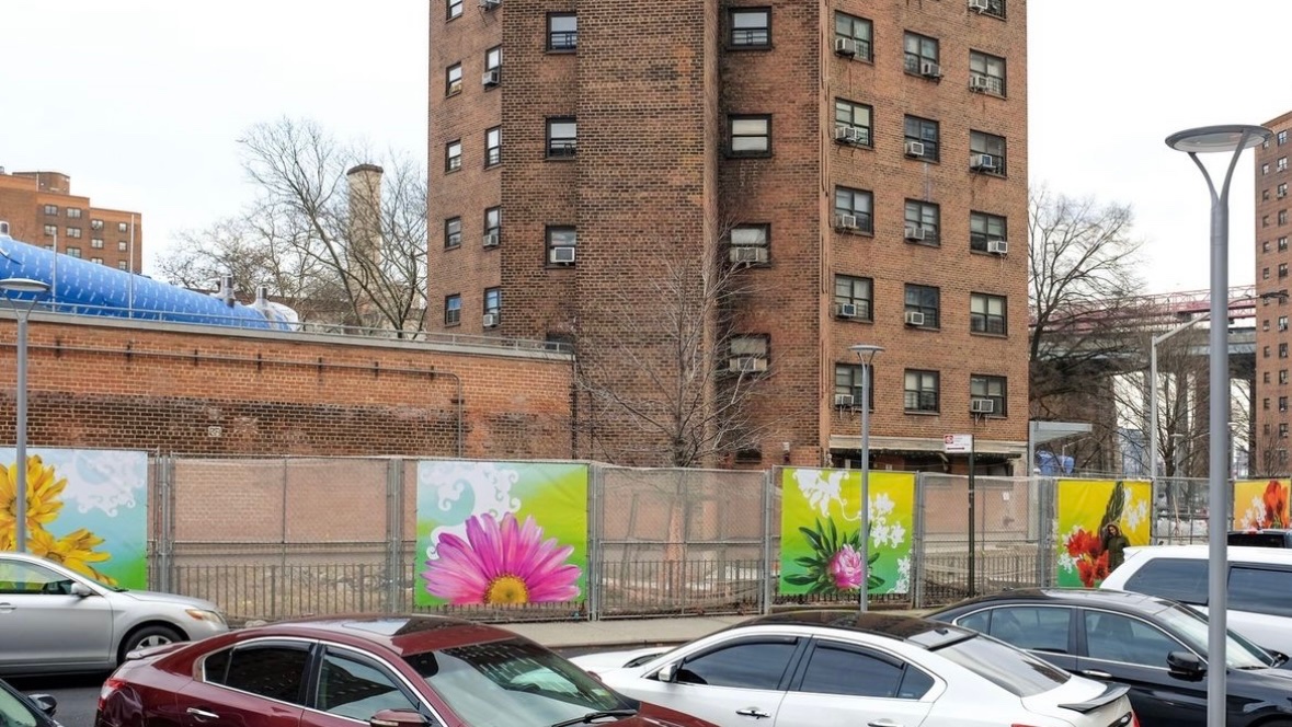 ArtBridge's tweet photo. CAC EXHIBITION ON VIEW: “I Am Here Because I Care About You” by artist Nancy Saleme (@threadingtrends) is installed along various fences on Baruch Drive at the Baruch Houses in #Manhattan
#PublicArt #ArtBridge #NewYorkCity https://t.co/AqZ56bfs4a