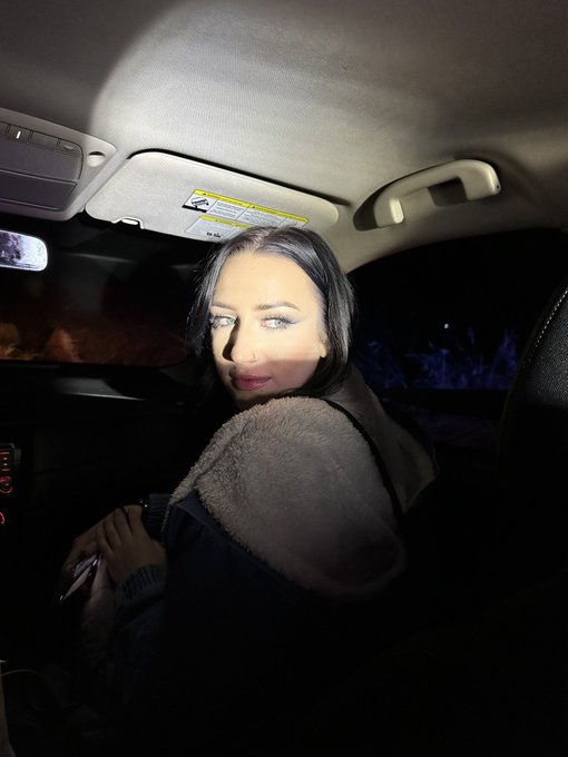 Cop spotlight made for a photo op 😂 https://t.co/AChjjz7ujG