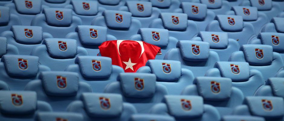 UEFA Konferans Ligi'nde Trabzonspor ile Basel arasında oynanacak maçı gazeteciler de depremzedelere yardım için bağış yaparak takip edecek.

• Maçı taraftarların kombine yerine bilet alarak izleyeceği açıklanmıştı.